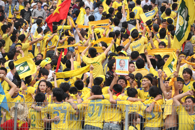 Trong giờ giải lao, các cổ động viên Sông Lam nhảy mừng trong men say chiến thắng.